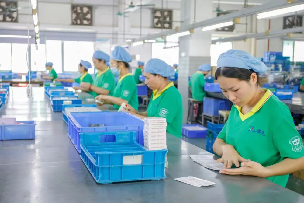 致敬閃耀“她”力量——祝鵬華最美的妳：節(jié)日快樂(lè)！